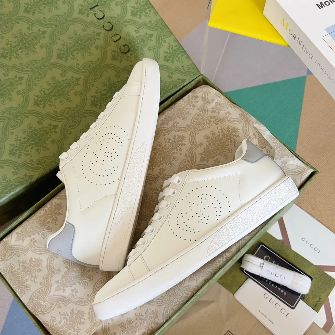 👟👟Ex-factory price 540👟👟 Men's size +10 Top version: Gucci G family classic Ace series Embroidery Little Bee White Shoes Couple Style Ribbon Love Casual Sports Shoes Sneakers Original Purchase Development Production This brand's classic low-top sports shoes interweave golden embroidered bees with red and green webbing. The bee is a classic element of the brand. It appeared in the Gucci ready-to-wear series in the 1970s. Exquisite packaging at the delivery counter🛍📦 ▪️Fabrics: Original custom imported first-layer cowhide ▪️Foots: Original custom cowhide lining ▪️Sole: Original open-molded rubber non-slip material ▪️Sole thickness: 2.5CM ▪️Size: Women's 34-41 (customized 34/41) ▪️Size: Men's 38-46 (38/46 customized)